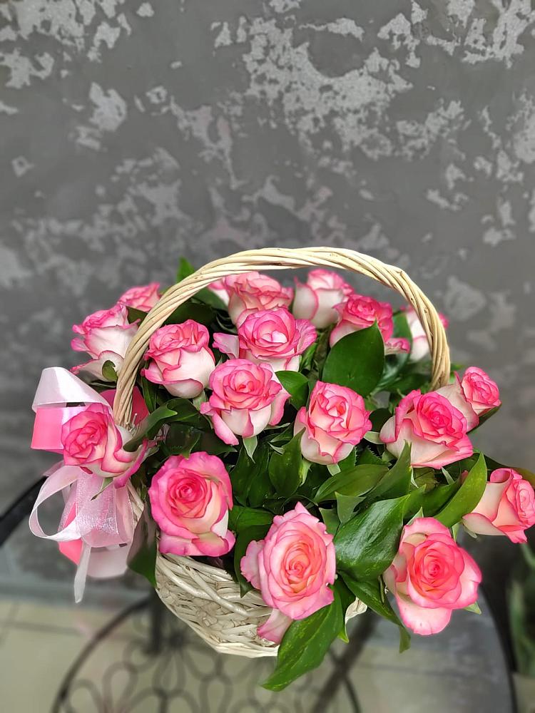 Цветочная композиция из Розы в корзине в Старо-Щедринской