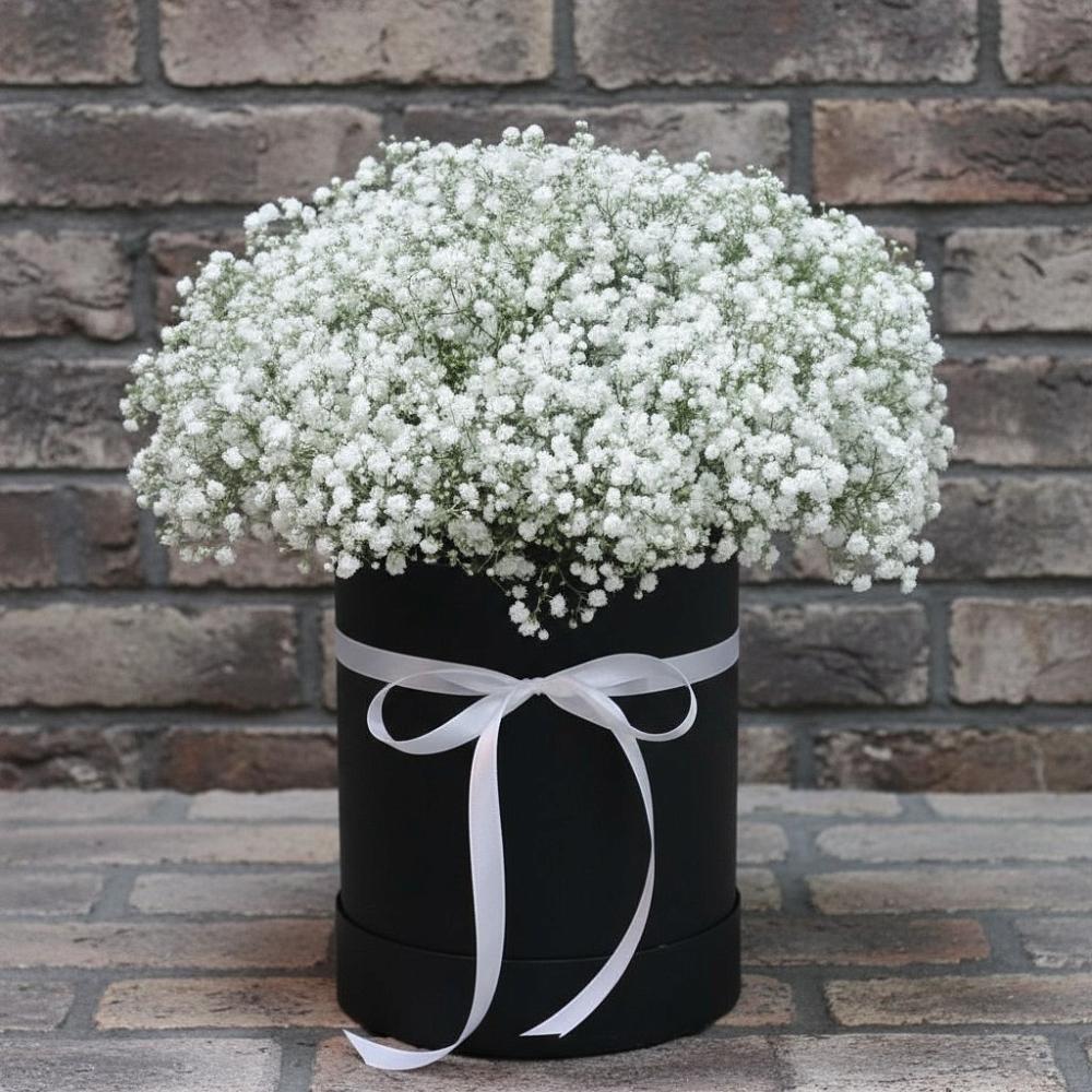 Цветочная композиция из Гипсофила в шляпной коробке в Старо-Щедринской