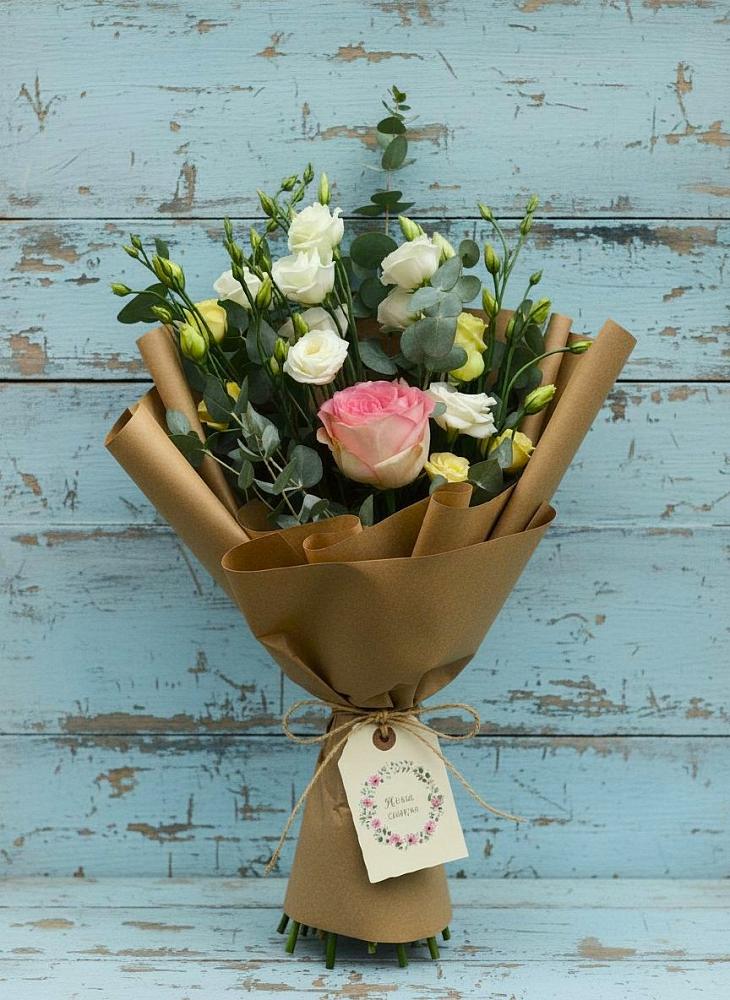 Букет цветов из: Розы и Лизиантусы в Старо-Щедринской