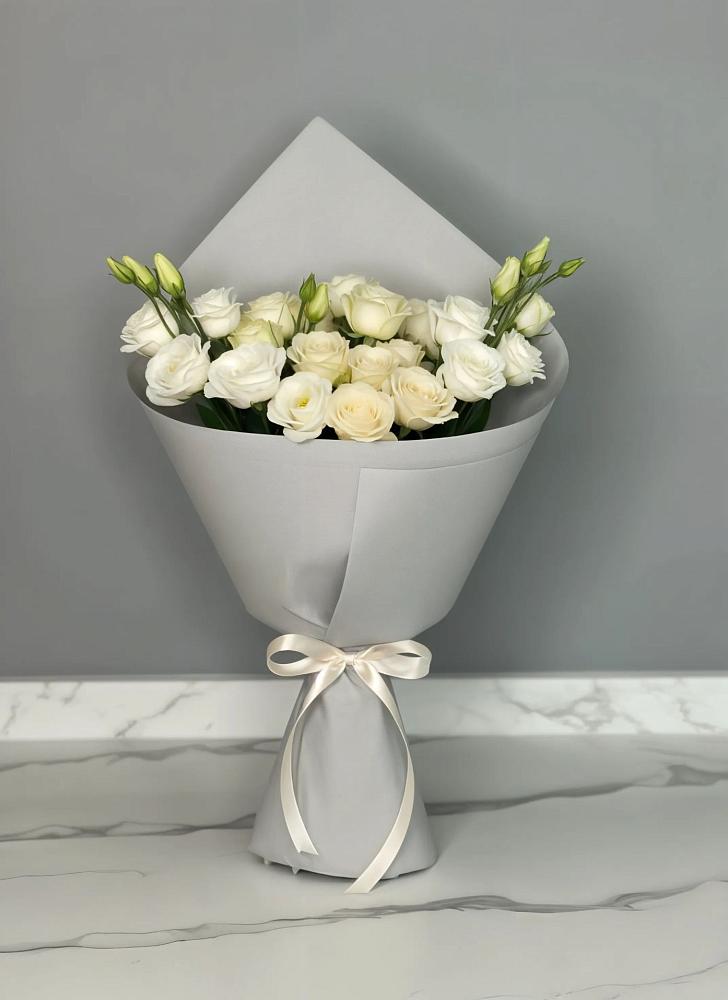 Букет цветов из: Розы и Лизиантусы в Старо-Щедринской