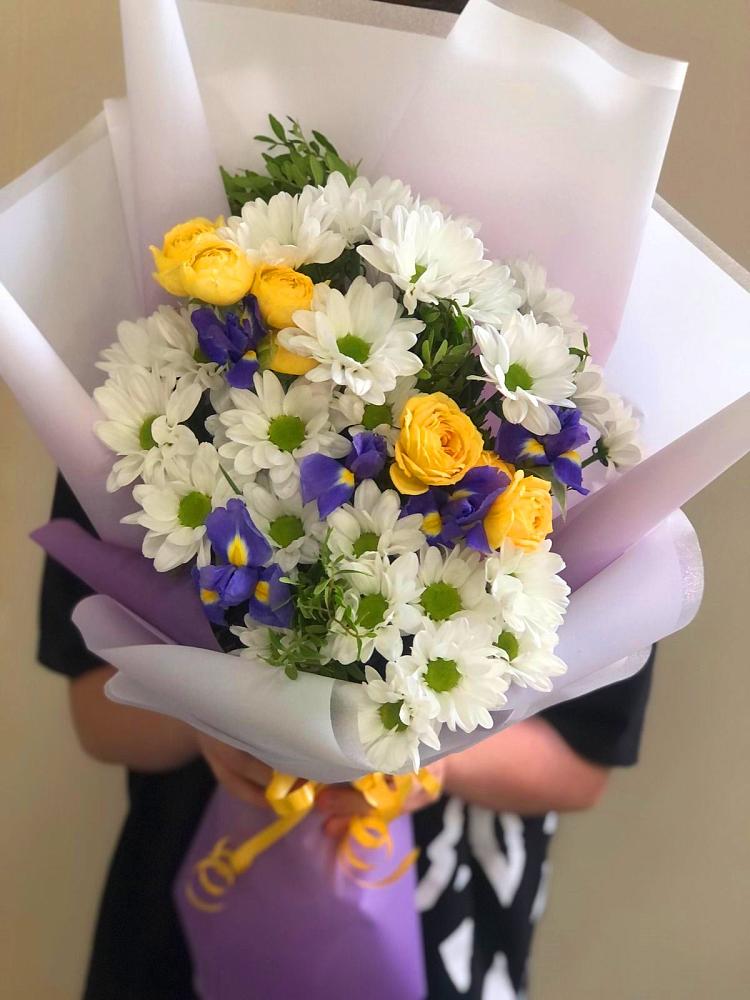 Букет цветов из: Ирисы, Хризантемы и Розы в Старо-Щедринской