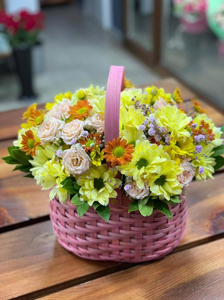 Цветочная композиция из Хризантемы и Розы в корзине в Старо-Щедринской