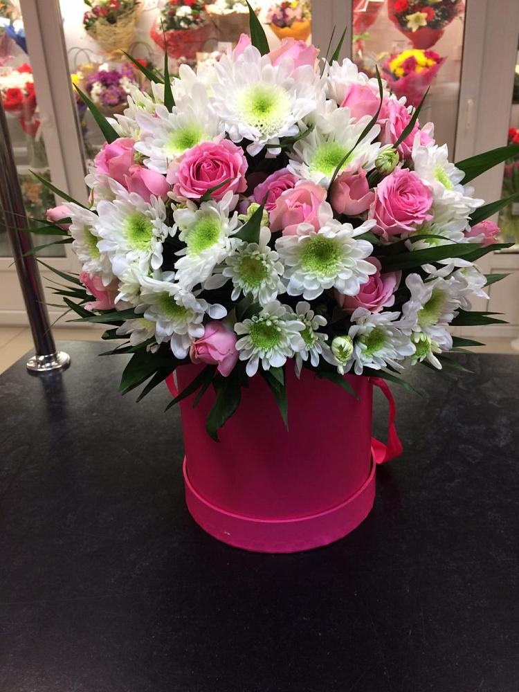 Цветочная композиция из Розы и Хризантемы в шляпной коробке в Старо-Щедринской