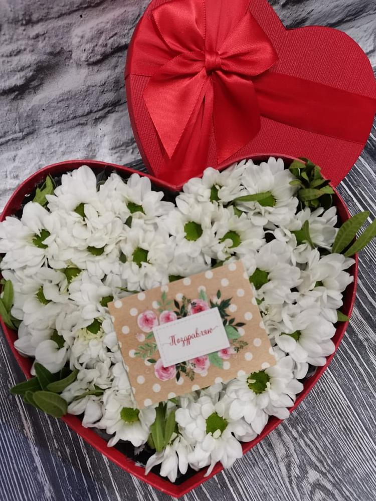 Цветочная композиция из Хризантемы в виде сердца в Старо-Щедринской