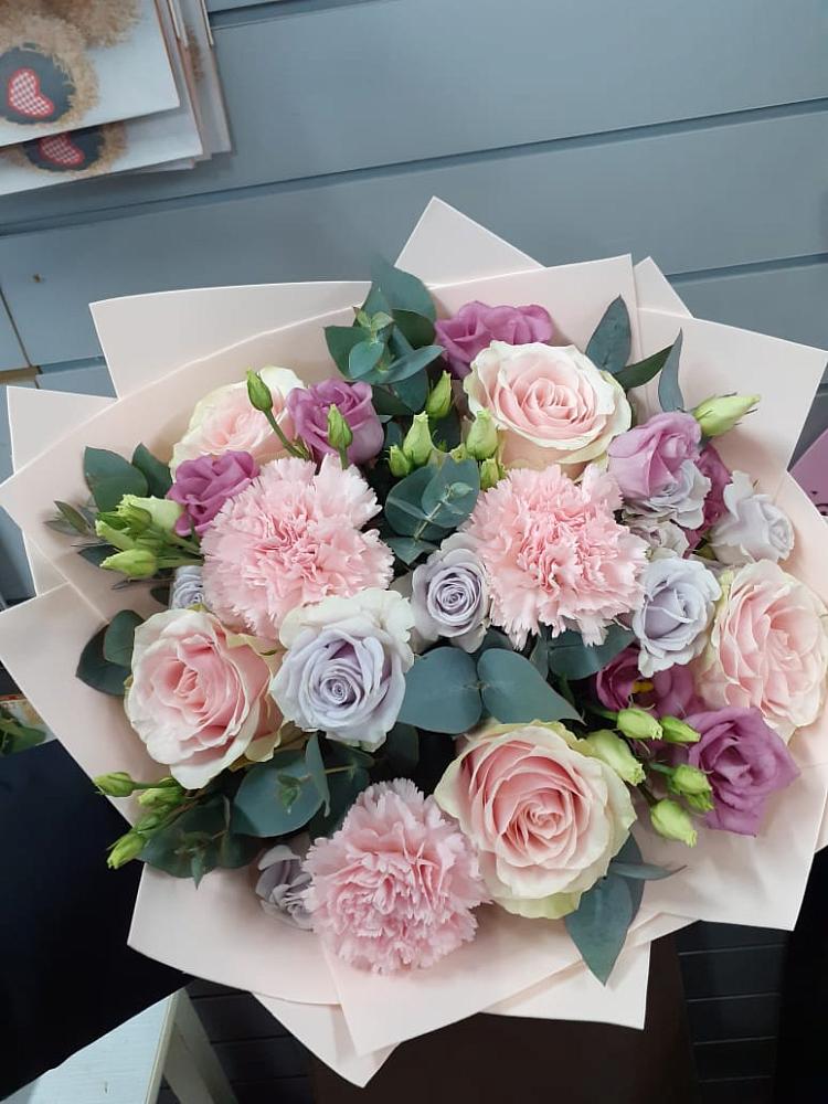 Букет цветов из: Розы, Гвоздики и Лизиантусы в Старо-Щедринской