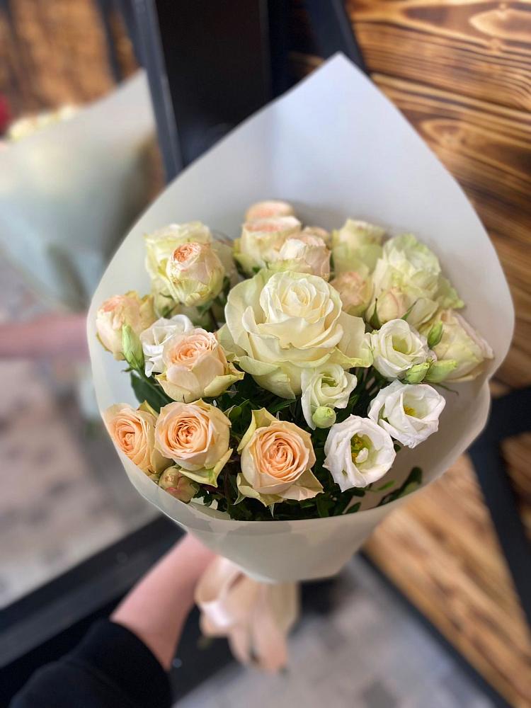 Букет цветов из: Розы и Лизиантусы в Старо-Щедринской